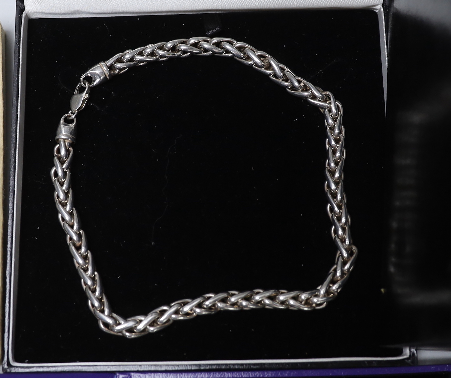 Assorted 925 and sterling costume jewellery.